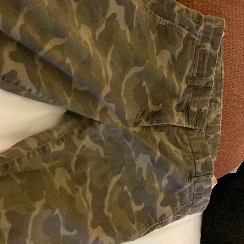 Camo jeans side pockets back pockets clean no stains straight stretch jeans